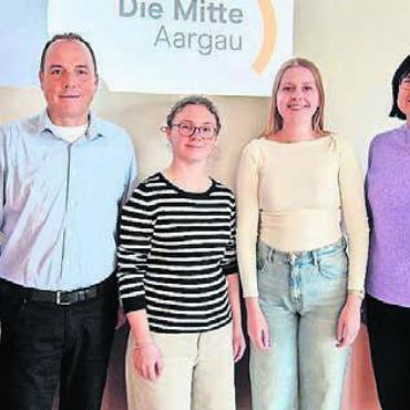 Steuern sparen schon in jungen Jahren - Die Referenten Michael Eichholzer (2. v. l.) und Sarah Eichholzer (3. v. l.) sowie Jacqueline Wick (4. v. l.), flankiert von Béatrice Koller (links) und Maria Gumann (rechts), Co-Präsidentinnen Kreispartei Kelleramt. Bild: zg