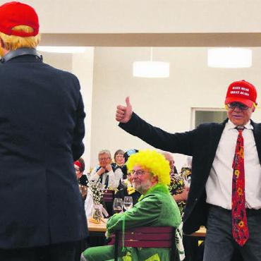 Die Spital-Geburten im Fokus - «Donald und Donald» suchen kurzerhand eine neue Kandidatin für den Murianer Gemeinderat. Bilder: Annemarie Keusch