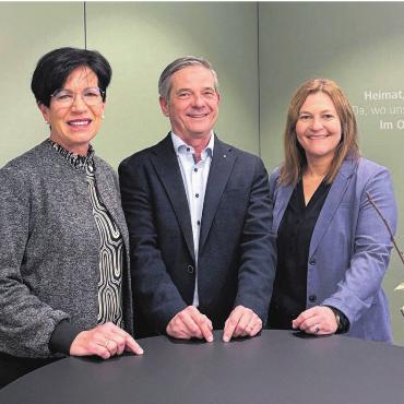 Milliarden-Marke überschritten - OK der Jubiläumsfeier, von links: Silvia Gut (Marketingverantwortliche), Marc Jordan (Vorsitzender der Bankleitung), Bernadette Käppeli (Vizepräsidentin Verwaltungsrat). Bild: zg