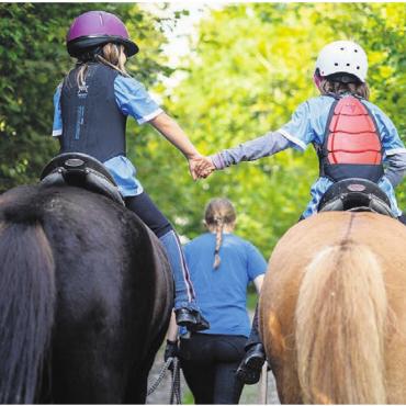 Reiten und Freunde finden - Beim Reitcamp in Wallenschwil entstanden viele neue Freundschaften. Bild: zg
