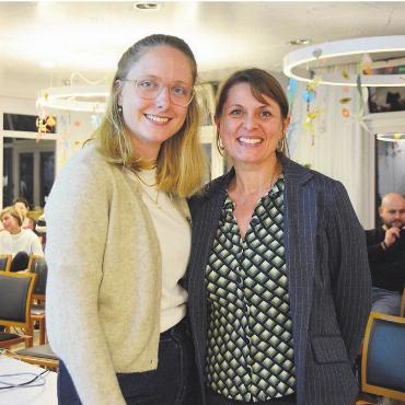 Für Kinder ein Vorbild sein - Alicia Schröder (links) und Stefanie Crameri informierten die rund 40 Interessierten darüber, was bei der Nutzung digitaler Medien durch Kleinkinder wichtig sei. Bild: Annemarie Keusch