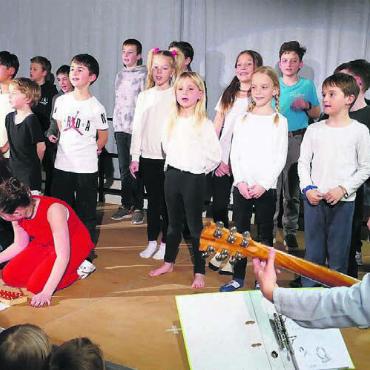 Fest mit und für die Dorfjugend - Der Schulchor rockte unter Leitung von Karin Biaggi und Corinne Meyer.