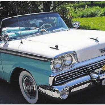 Der Duft von Benzin und Motoren - Ein Ford, wie man sich Oldtimer vorstellt, aus längst vergangenen Produktionen.