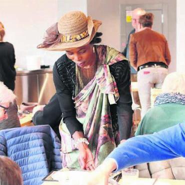 «Viele eindrückliche Geschichten erzählt» - Harriet Suter erklärte im Restaurant Leo ihr Hilfswerk «Vision4ugandakids». Bilder: zg
