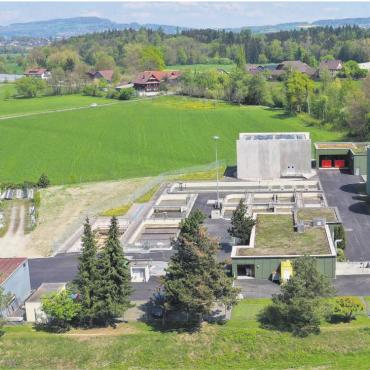 Wieder in die Tiefe gehen - Die ARA Muri im Gebiet Hasli, hier eine Aufnahme mittels einer Drohne. Sie ist nach Sanierung und Ausbau für die Aufgaben der nächsten Jahre gerüstet. Bilder: zg/Archiv
