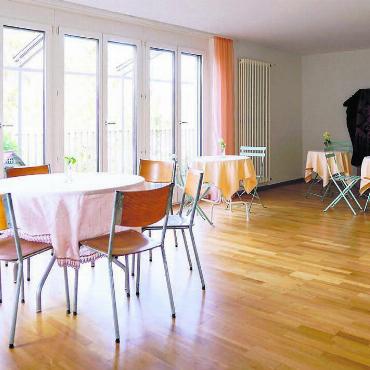 Pfarrhaus ist umgebaut - Im neuen Gemeinschaftsraum sollen Veranstaltungen verschiedenster Art möglich sein. Bilder: zg
