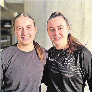 Muri-Schwestern wollen rauf - Grosse Vorfreude auf das Aufstiegsspiel am Samstag in Wohlen: Kreisläuferin Céline (links) und Rückraumspielerin Michelle Bischoff aus Muri. Bilder: zg
