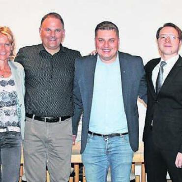 Urech verabschiedet - Der Vorstand der SVP Bezirk Muri mit Marcel Dettling, Parteipräsident der SVP Schweiz. Bild: zg