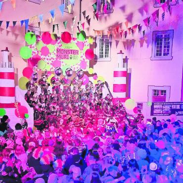 Monstermässig gut - Die Guggenmusik Stiefeliryter aus Muri heizte vor dem Final den begeisterten Guggen-Fans auf dem dicht gefüllten Klosterhof nochmals richtig ein. Bild: Verena Anna Wigger