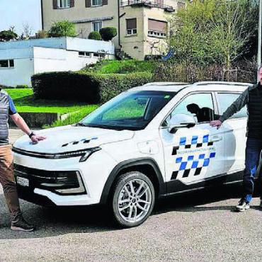 Mit neuem Poolfahrzeug unterwegs - V. l.: Daniel Wachter und Fabian Bucher mit dem JAC-Poolfahrzeug.