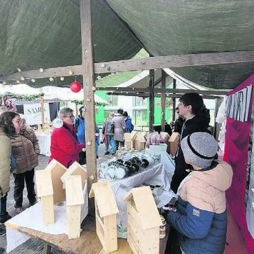 Es weihnachtet schon sehr - Auch eine Schulklasse war unter den Ausstellern. Mit dem Erlös der selbst Bild: chh
