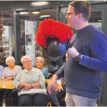 Für den Papst mit Mut und Loyalität - In seinem Referat zeigt Ex-Schweizergardist Pascal Staub auch Teile der Ausrüstung, hier den traditionellen Helm. Bilder: Thomas Stöckli