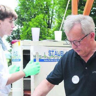 Frühlingsfest schafft Verbindung - Guido Küng packt am Grill mit an.