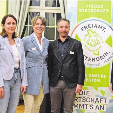 Mit einem grossen «Wir» - Sie gestalteten das Wirtschaftsforum mit, von links: Reto Anderhub (Gemeinderat Hochdorf), Valérie Weibel (Arbeitsgruppe Mobilität und Ortsplanung, Muri), Moderatorin Franziska Borer, Gemeindepräsident Hans-Peter Budmiger, Dominik Kramer (Sektionsleiter Gesamtverkehrsplanung) und Julian Renninger (SBB). Bild: Annemarie Keusch
