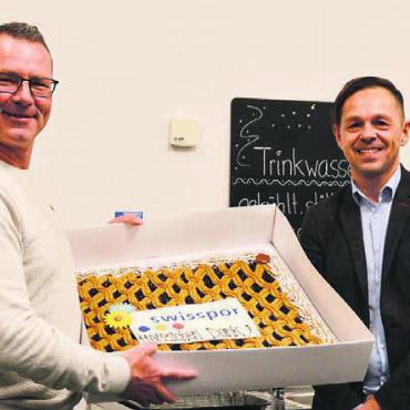 So, wie es Viola Amherd rät - Urs Beyeler (Präsident Gewerbeverein, links) bedankt sich bei Swisspor-Geschäftsführer Daniel Müller mit zwei riesigen Linzertorten.