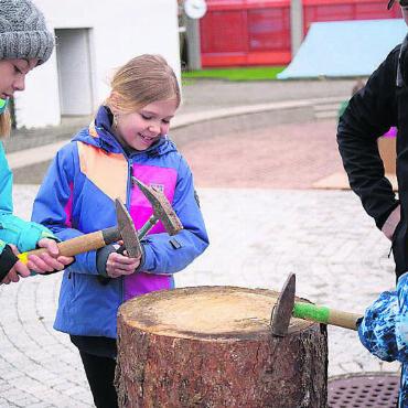 Feueralarm und kalte Füsse - Beim Nageln konnten die Kinder ihre Geschicklichkeit unter Beweis stellen.