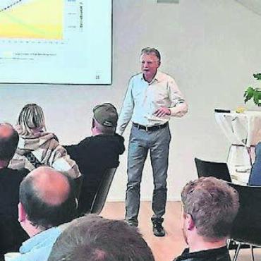 Gelungener erster Landwirtschaftsbrunch - Beat Schildknecht zeigt Optimierungsideen auf. Bild: zg