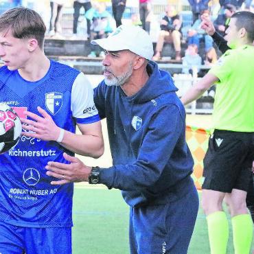 Genügend reicht nicht - Trainer Piu versucht die Spieler an ihre Höchstleistungen zu bringen. Kein einfaches Unterfangen. Bild: Stefan Sprenger