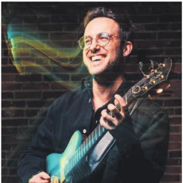 Jazz mit Herz, Hirn und Hüftschwung - Gilad Hekselman und seine Gitarre sind gern gesehene Gäste im Pflegidach.    Bild: zg