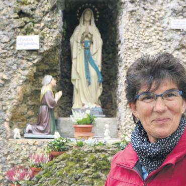 Bittsuchende besuchen die Grotte - Der Präsidentin des Frauenvereins Besenbüren Irene Moser ist es wichtig, dass die Grotte erhalten bleibt für die Menschen, die zur Heiligen Mutter Gottes und zur Heiligen Bernadette beten wollen. Bilder: vaw