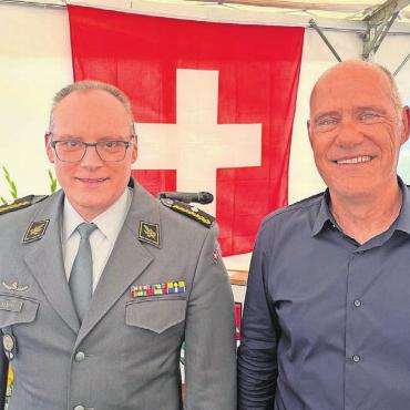 In wichtiger Mission für das Land - In Niederwil treten jeweils Persönlichkeiten aus dem eigenen Dorf ans Rednerpult. Dieses Jahr konnte Gemeindeammann Norbert Ender (rechts) Daniel Krauer begrüssen, den Chef des militärischen Nachrichtendienstes. Bilder: Britta Müller