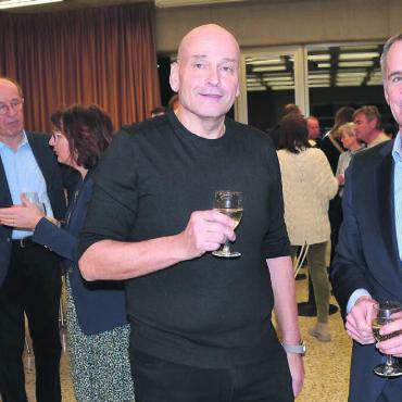 Anstossen beim Neujahrsapéro des Gewerbevereins Kelleramt im Säntissaal: Vereinspräsident Roger Cébe (links) und Philipp Ackermann, Gemeindeammann der Gastgebergemeinde Jonen. Bild: Thomas Stöckli