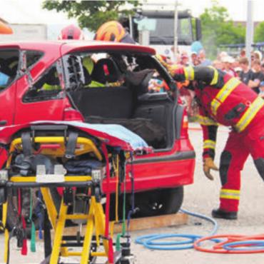 Hand in Hand im Einsatz - Für eine schonungsvolle Rettung der Figurantin entfernen die Spezialisten der Feuerwehr das Dach des Unfallfahrzeugs. Bild: mo
