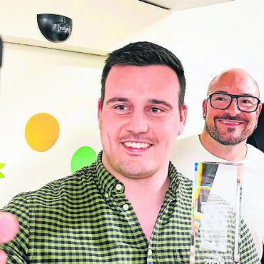 Selfie und Laudatio - Das Siegerselfie wird zur Tradition. Es zeigt die Sieger und ihre Pokale. Joel Strebel, Roger Strasser und Daphne Gautschi. Bild: Stefan Sprenger