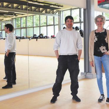 Viele Welten unter einem Dach - Christian und Sybille Wild im neuen, grosszügigen Raum der Kampfkunstschule Wild. Bild: Annemarie Keusch
