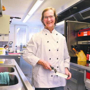 Gäste sind wehmütiger als sie - Noch ist der Fleischklopfer griffbereit. Bald aber verlassen die letzten Cordon bleus die «Rütli»-Küche. Marianne Haller in ihrem Reich. Bild: Annemarie Keusch
