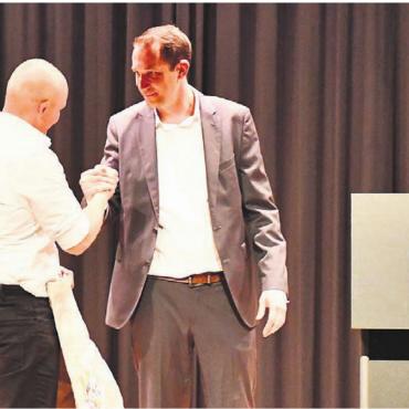 Freiämter Schwingerwelt feiert - SKF-Präsident Marco Küng (links) übergibt Autor Stefan Sprenger eine Schwinghose.