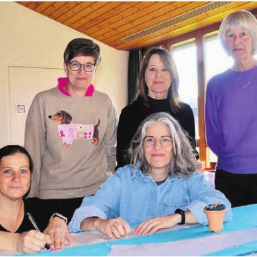 Textiler Schatz für die Dorfjugend - Nadine Buri (vorne rechts) mit Helferinnen aus dem Kostüm-Team. Von links: Christina Teufer (vorne), Anne Gerber Vogt, Maya Veraguth und Käthi Stutz.