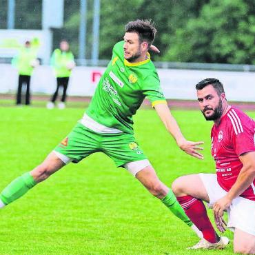 Saisonschluss der Gegensätze - Mutschellens Fabrice Moser (links) streckt sich, um den Ball zu kriegen. Im Derby war das Heimteam den Gästen aus Bremgarten (Blerim Pnishi, rechts) meist einen Schritt voraus. Bild: Josip Lasic