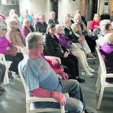 Bis zum Mitschunkeln - Gespannt lauschten die Teilnehmenden den Ausführungen im Weingut Klosterhof. Bild: zg