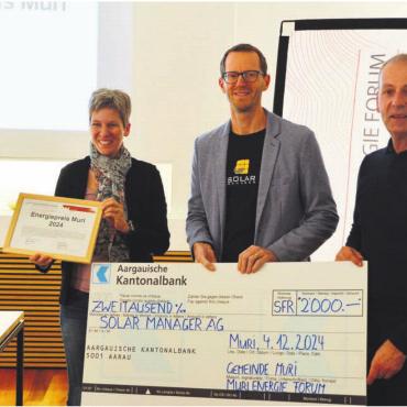 Intelligenz statt Kupfer - Gemeinderat Beat Küng, links, und Muri-Energie-Forum-Präsident Stefan Staubli, rechts, überreichten den Gewinnern Corinne und Andreas Kuhn von der Solar Manager AG die Urkunde und den «Scheck». Bild: vaw