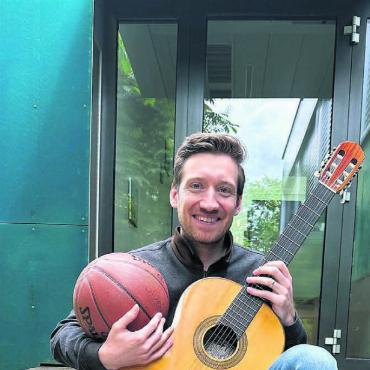 Mit Lachen, Ball und Gitarre - Als Jugendlicher war Jure Cercovnik auf dem Weg zum Basketball-Profi, heute ist er ein begnadeter Gitarrist, der an der Kanti Wohlen unterrichtet und nun mit den Wohler Basketballern aufsteigen will. Bild: Stefan Sprenger