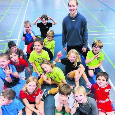 Jeder Schuss kein Tor - Ein Besuch beim Kinderhandball in der Hofmattenhalle. Vor wenigen Jahren war sie selbst noch im Nachwuchs von Handball Wohlen. Heute ist Seraina Kuratli Torhüterin in der NLA und der A-Nati. Bild: Stefan Sprenger