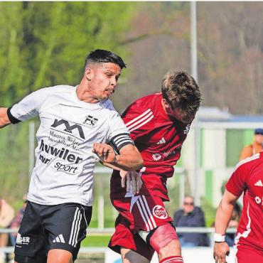 Mit Köpfchen zum Startsieg - Wumms. 2:0. Simone Parente wuchtet den Ball nach einer halben Stunde ins Netz und erzielt bereits sein zweites Tor in diesem Spiel. Bild: Andy Müller