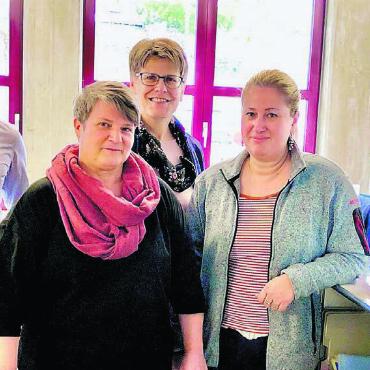 Kurze Wege zum Steueramt - Glücklich über die Zusammenarbeit, von links: Lorenz Staubli, Gemeindeschreiber Jonen, Ruth Zgraggen, Leiterin Steuern Jonen-Islisberg, Susanne Giger, Gemeindeschreiberin Islisberg, und Vilma Kaqinari, ehemalige Leiterin des Steueramts Islisberg und nun Mitarbeiterin der Abteilung Steuern Jonen-Islisberg. Bild: Thomas Stöckli