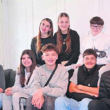 Nach dem Umzug wieder in Schwung - Ines Hürst (links) mit ihren Stammgästen im Hauptraum des Jugendtreffs Merenschwand. Bild: tst