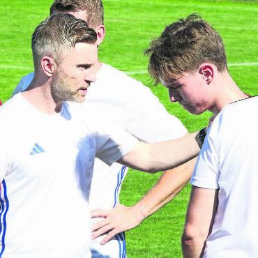 Fussball für alle – seit 75 Jahren - Alain Schultz (links) gibt Dylan Bruggmann Instruktionen. Der frühere Captain des FC Wohlen ist jetzt Trainer des FC Muri.