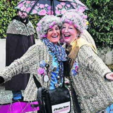 Klebriger Konfetti-Regen - Doris und Anita von den Wohler Sirenen haben riesigen Spass.