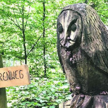 «Skulpturen sind länger im Wald» - Für seinen Skulpturenweg hat Motorsägenkünstler Bruno Rölli verschiedene Tiere entstehen lassen. Bilder: Thomas Stöckli / zg