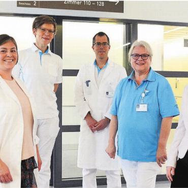 Weg zurück in den Alltag - Die Freude über die neue geriatrische Akutrehabilitation ist gross, von links: Katharina Mayer und Katharina Geiling (Leitende Ärztinnen Geriatrie), Chris Heimgartner (Chefarzt Medizin) Madeleine Kiefer (Stationsleiterin Pflege) und Daniela Ayoub (Leiterin Pflegedienst). Bilder: Annemarie Keusch