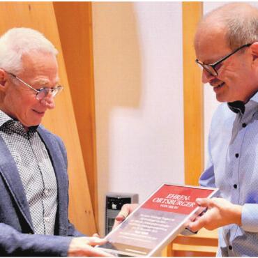 Wie weiter mit dem «Chäsiplatz»? - Josef Stierli (links) wurde zum Ehren-Ortsbürger ernannt. Hanspeter Frey überreicht die Urkunde. Bild: Thomas Stöckli