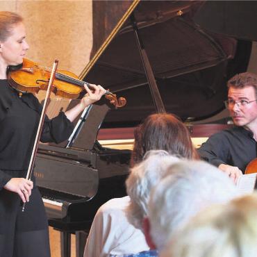 Perlen entdecken, Grosses geniessen - Julia Fischer und Benjamin Nyffenegger teilen sich einmal mehr nicht nur die Bühne, sondern auch die Festivalleitung. Bild: zg