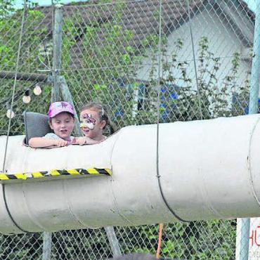 Die Strapazen weggefeiert - Die Fasnachtswagen-Attraktion der Höllengilde brachte die Kinder in die Lüfte.