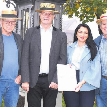 Klare Botschaft an Gemeinderat - Das Initiativkomitee überreichte 201 Unterschriften (von links.): Michelle Hunziker (Gemeindeschreiber-Stellvertreterin), Hans Meyer, Walter Dubler, Ardita Seyfettin (neue Leiterin der Einwohnerdienste), Ruedi Donat und Kurt Meyer. Bild: Daniel Marti
