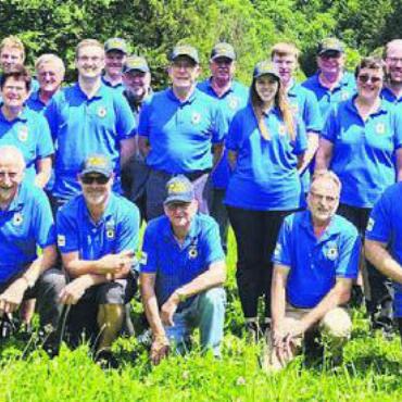 Fast am Ende der Welt - Gruppenbild der Boswiler Schützinnen und Schützen beim Schiessstand in Vättis. Bild: zg
