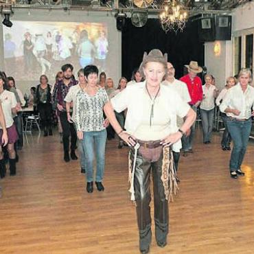 Linedancer tanzen in die Nacht - Wer Musik und Bewegung liebt, der lässt sich «the last Linedance» nicht entgehen. Bild: zg